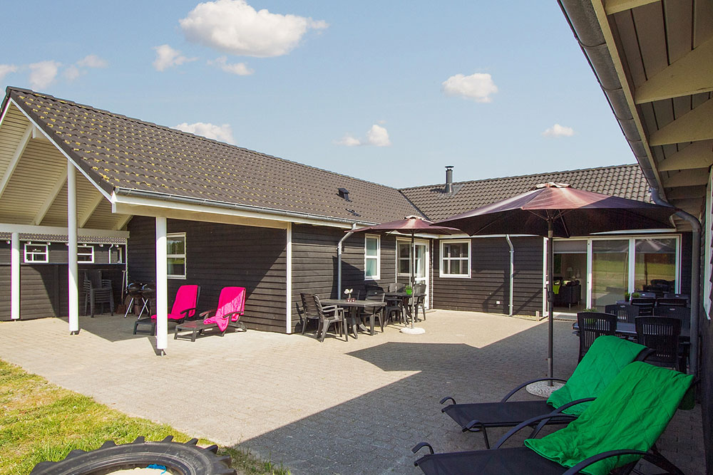 Njut av en grillkväll på terrassen i lyxstuga nr 196 i Nordjylland