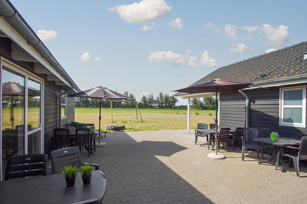 På terrassen i sommarhus nr 196 finns det plats för upp till 22 gäster.