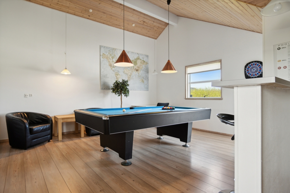 Tävla i sommarhusets aktivitetsrum när ni besöker lyxhus nr 192 i Nordjylland.