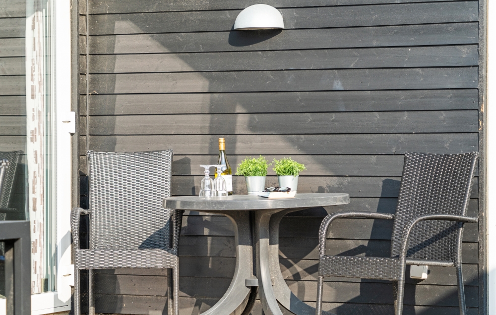 Njut av en grillkväll på terrassen i lyxstuga nr 194 i Nordjylland