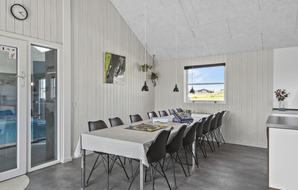 Det stora ljusa vardagsrummet i lyxstuga nr 193 för 16.