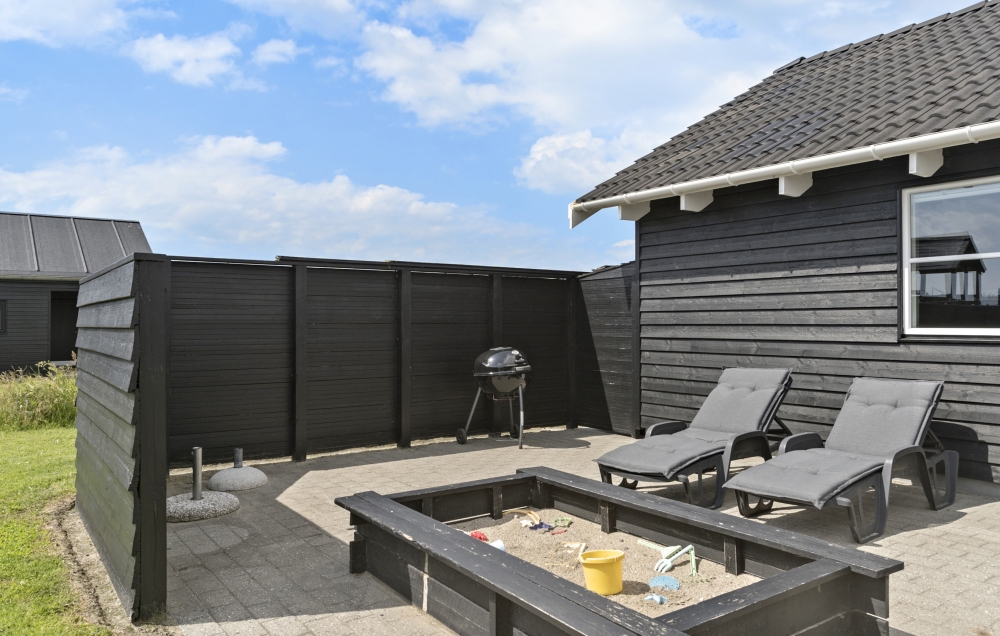 Njut av en grillkväll på terrassen i lyxstuga nr 193 i Nordjylland