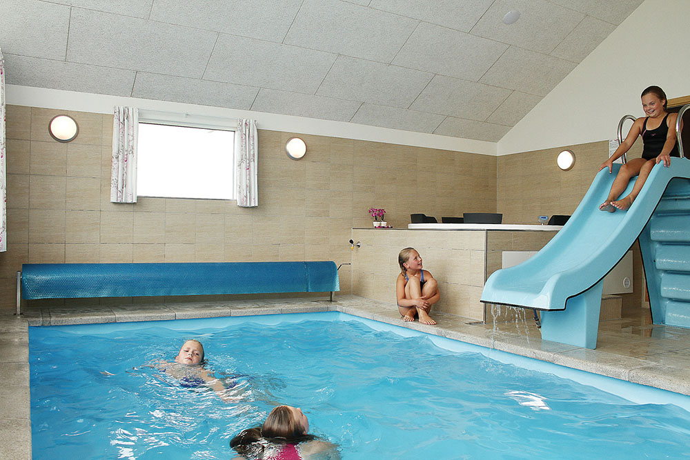 Poolavdelningen innehåller utöver swimmingpool med vattenrutschbana, även ett 4-6 persons spa bad och bastu