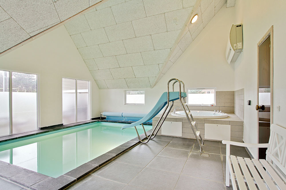 Den stora poolen med vattenrutschbana inbjuder till timvis av lek och skoj, och därefter kan man slappa i husets spa och bastu