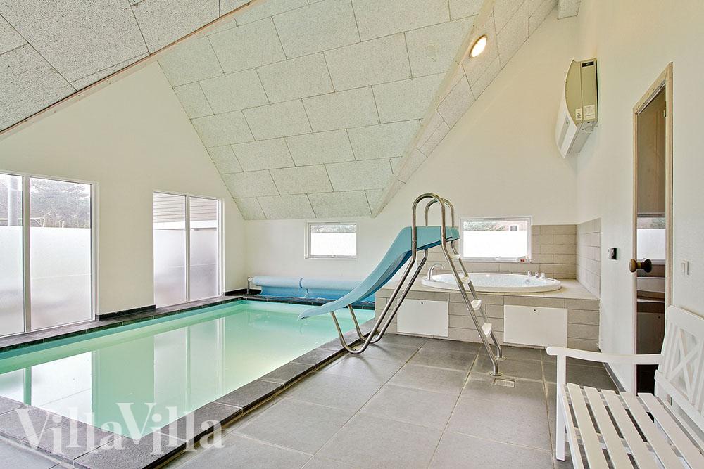 Den stora poolen med vattenrutschbana inbjuder till timvis av lek och skoj, och därefter kan man slappa i husets spa och bastu