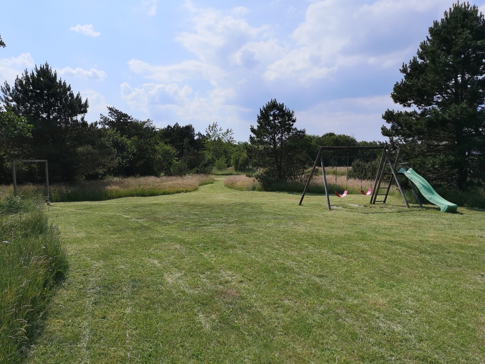 Till den trevliga sommarstugan nr 182 i Sydjylland erbjuds en mängd utomhusaktiviteter, t.ex. lektorn och gungor