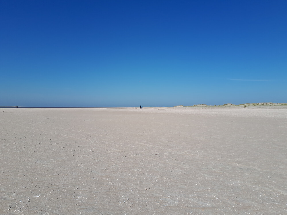 Den vackra stranden i närheten av lyxhus 182 vid Sydjylland.