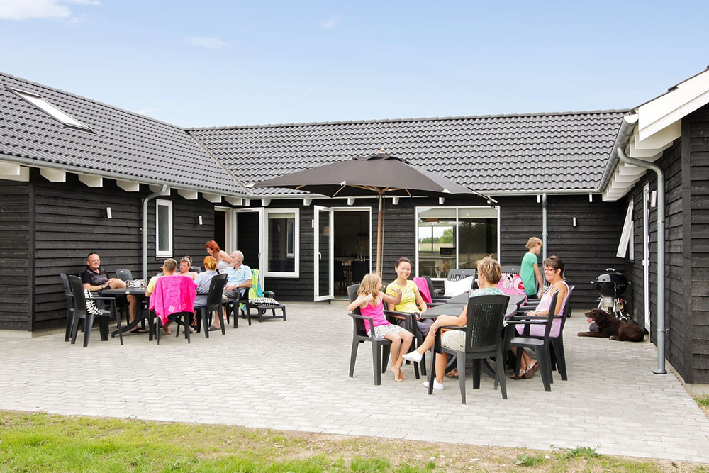 På tomten och husets stora terrass kan man sola och grilla, och de minsta har sandlåda till förfogande