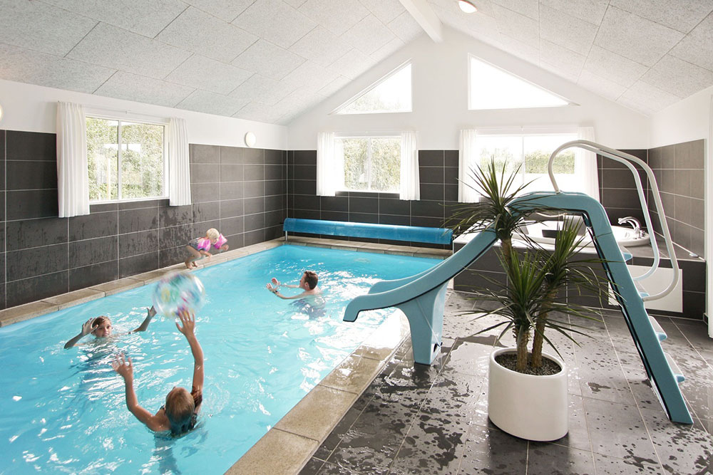 Poolavdelningen är ett eldorado för vattenälskare. Den stora swimmingpoolen är utrustad med motströmsanläggning, undervattensbelysning, vattenrutschbana och romersk trappa