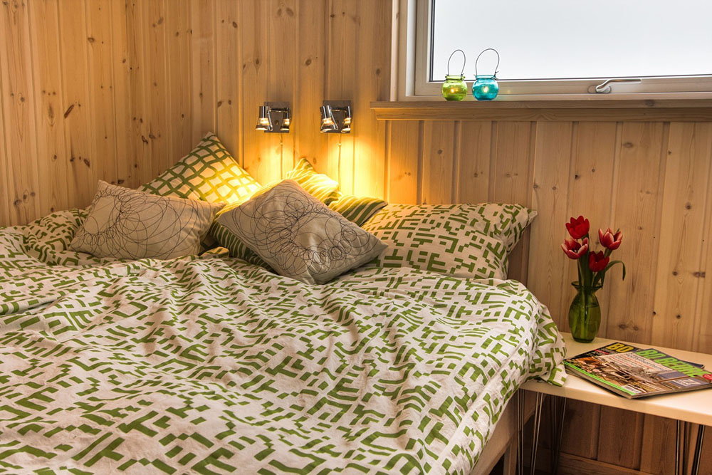 Husets sovrum är klokt fördelade på 3 sovavdelningar, vart och ett med eget badrum och golvvärme. Detta gör det särskilt lämpligt för flera familjer att fira semester ihop i huset