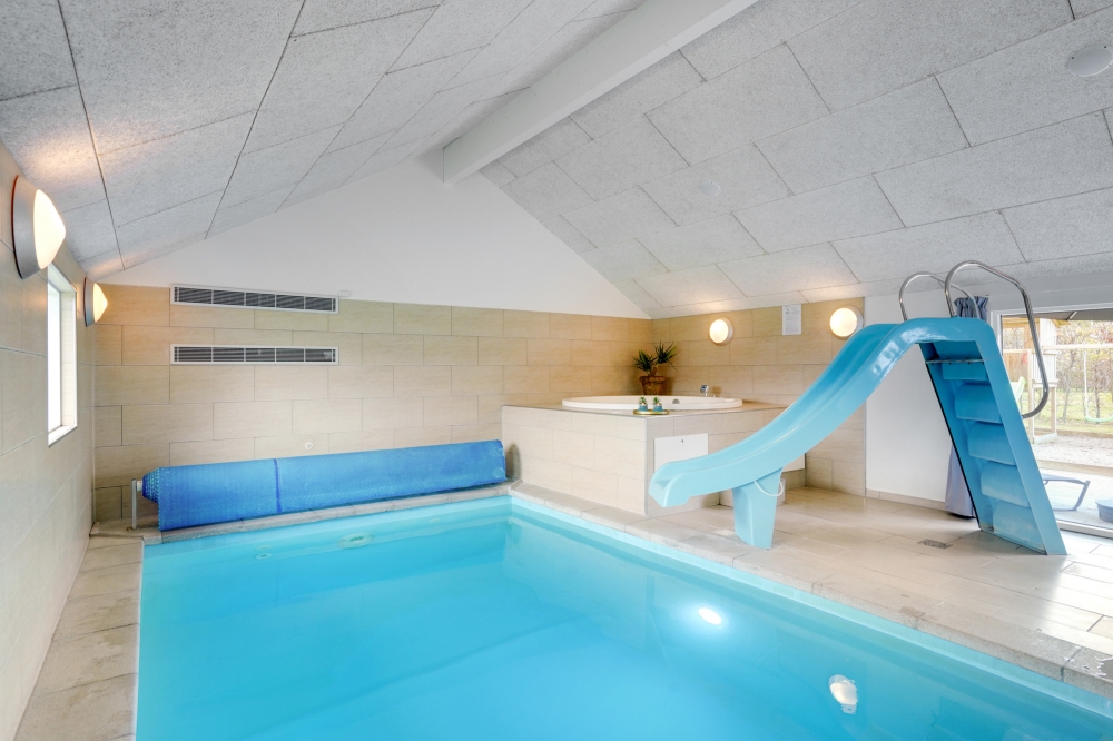 Sommarstuga 264 är inredd med en smakfull poolavdelning som har vattenrutschbana, ett stort inbyggt spapad och bastu