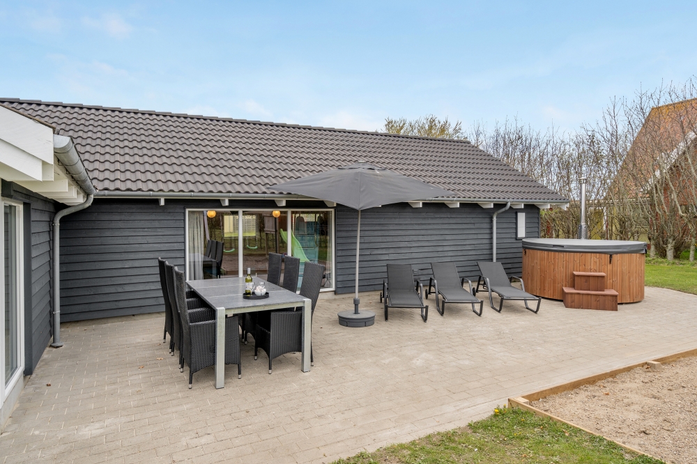 Njut av en grillkväll på terrassen i lyxstuga nr 264 i Sydjylland