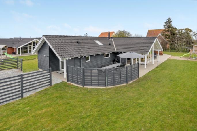 Den praktfulla poolstugan nr 264 med plats för 14 personer ligger i Sydjylland