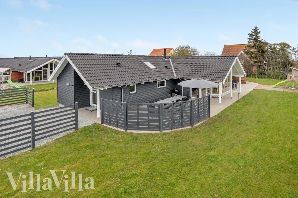 Den praktfulla poolstugan nr 264 med plats för 14 personer ligger i Sydjylland