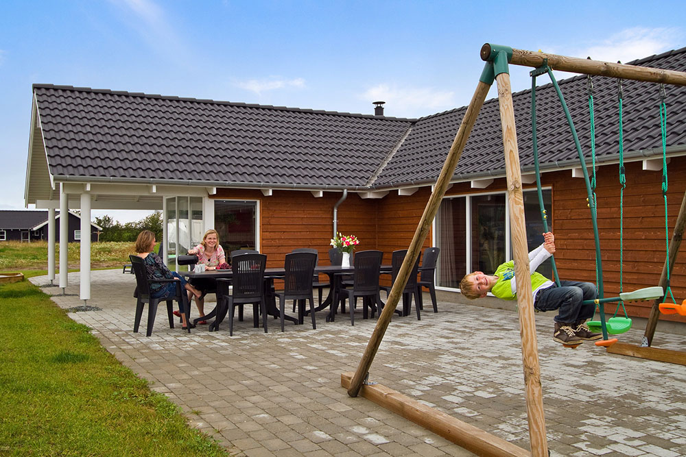 Terrassen är stor och delvis taklagd, vilket gör den perfekt lämpad för den danska sommaren