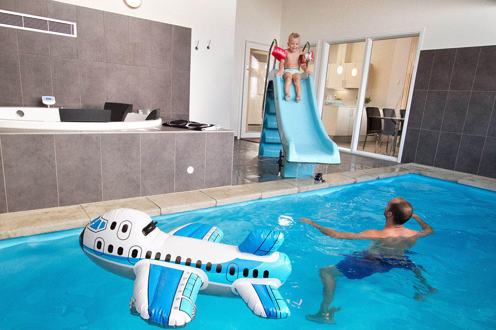 Både unga och gamla kan roa sig i timvis i husets egna badland, där det finns pool med vattenrutschbana, spa-bad och bastu
