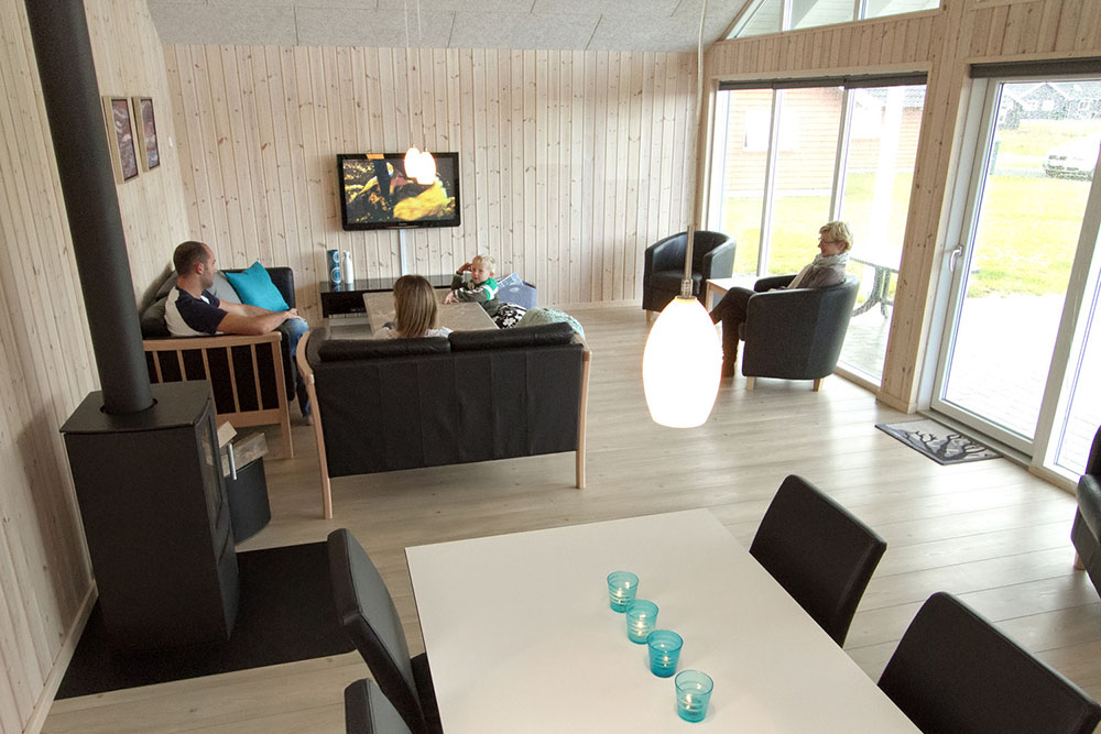 Den mysiga soffgruppen är placerad i samband med plattskärms-tv, DVD, Playstation och kakelugn