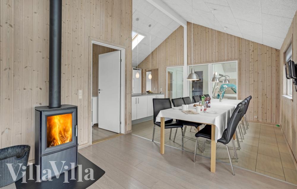 Det stora ljusa vardagsrummet i lyxstuga nr 271 för 14.
