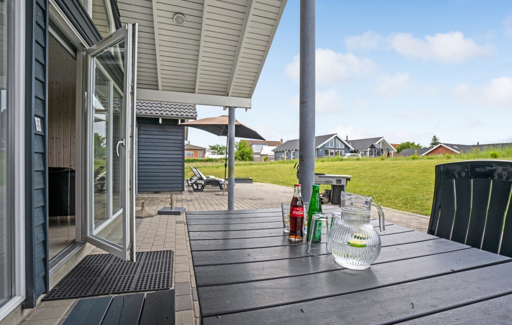 Njut av en grillkväll på terrassen i lyxstuga nr 271 i Sydjylland