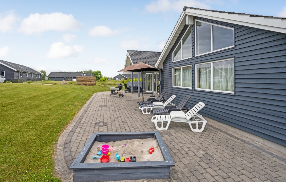 På terrassen i sommarhus nr 271 finns det plats för upp till 14 gäster.