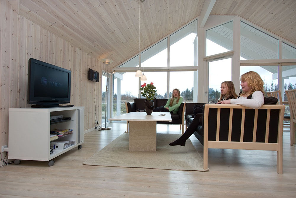 Allrummet med soffgrupp och matsalsplats är husets naturliga samlingspunkt