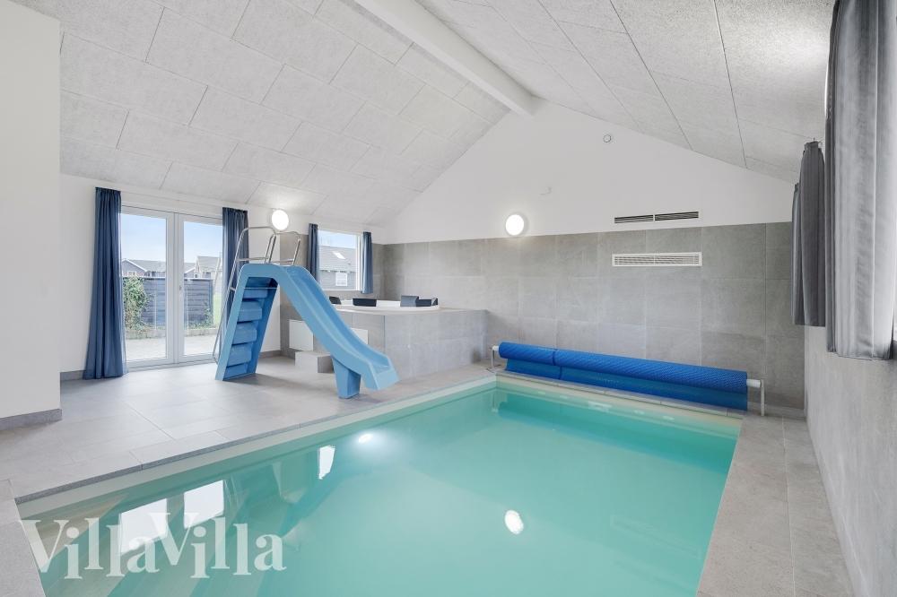 Sommarstuga 234 är inredd med en smakfull poolavdelning som har vattenrutschbana, ett stort inbyggt spapad och bastu