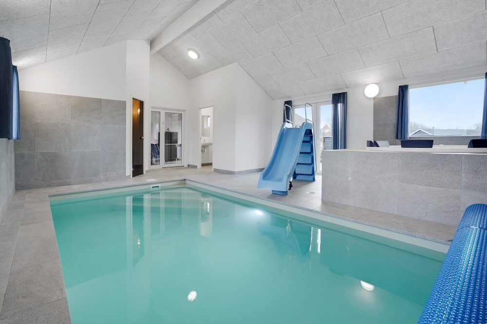 Den härliga poolen i lyxstuga nr 234 för 18 personer