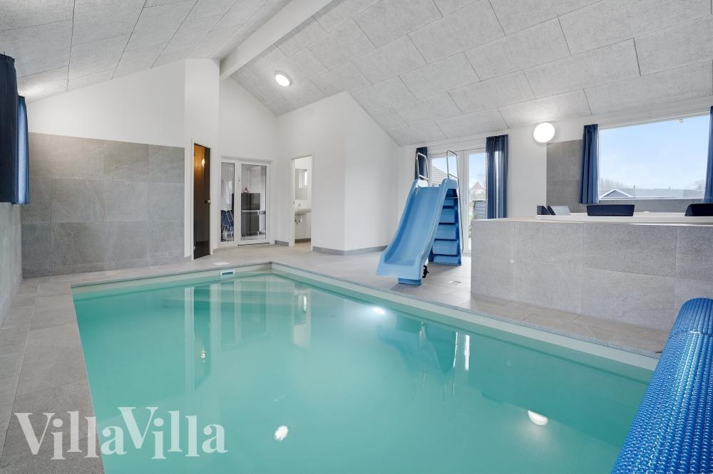 Den härliga poolen i lyxstuga nr 234 för 18 personer