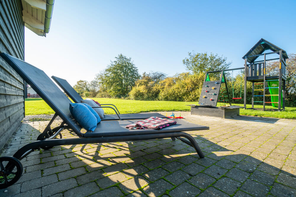 Njut av en grillkväll på terrassen i lyxstuga nr 241 i Sydjylland