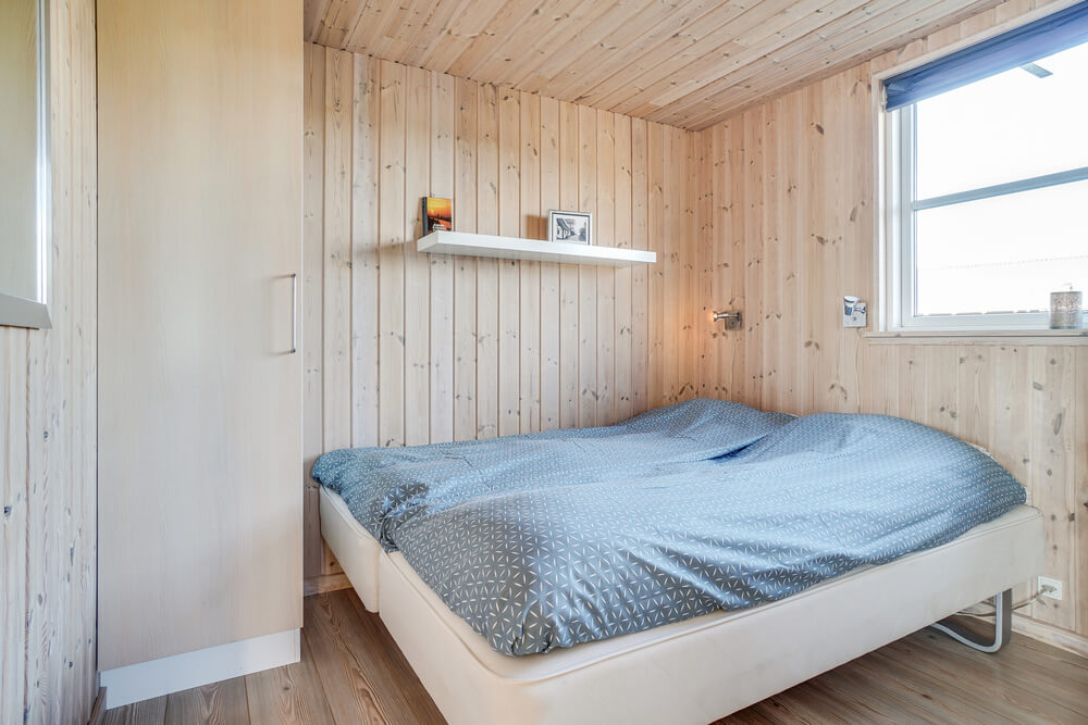 Ett av de 6 utmärkta sovrummen i lyxstuga nr 241 i Sydjylland.