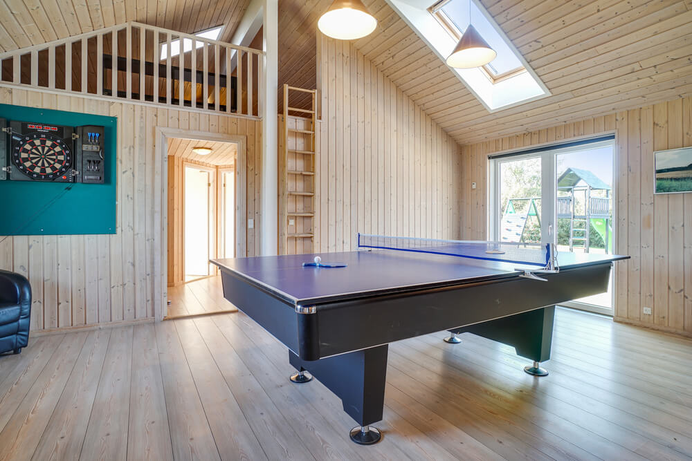 Förutom de många timmar som du kan tillbringa i stugans poolavdelning erbjuder lyxstuga 241 även biljard, bordtennis och dart