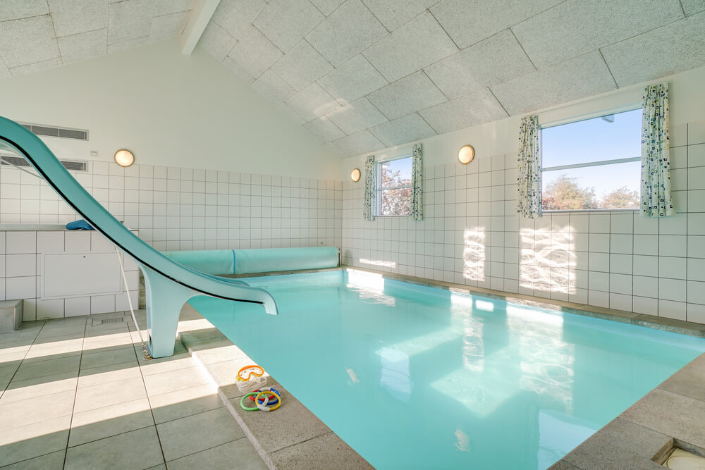Den härliga poolen i lyxstuga nr 241 för 16 personer