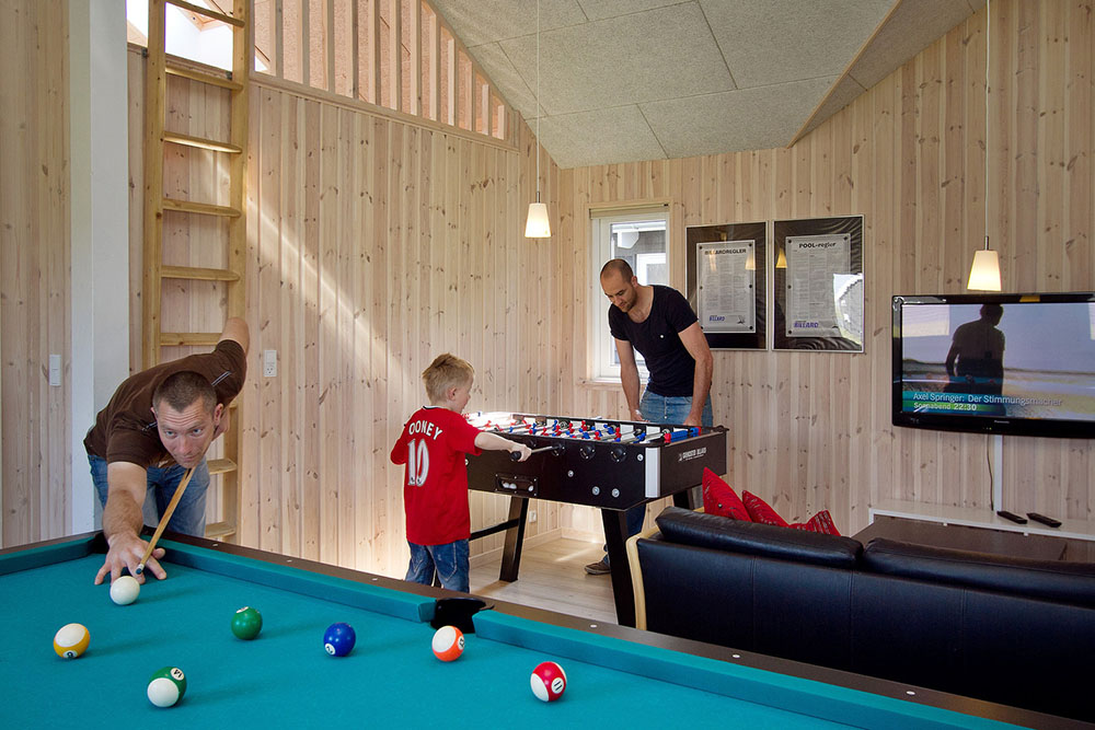 Utöver alla de timmar man kan spendera i husets poolavdelning, har huset mycket mer att bjuda på. Det finns nämligen ett alldeles proppfullt sportrum med bl.a. fotballspel, biljard/bordtennis och dart