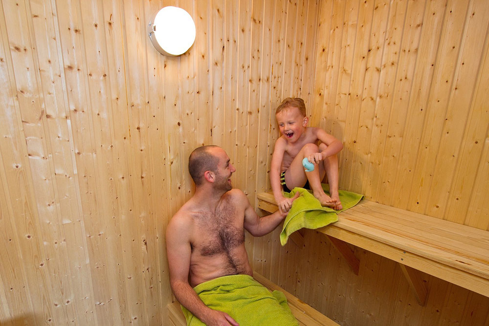 Känner ni för ren avslappning kan ni hoppa i spa badet (4-6 personer) för att sedan koppla av i bastun