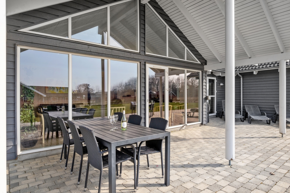 Njut av en grillkväll på terrassen i lyxstuga nr 260 i Sydjylland