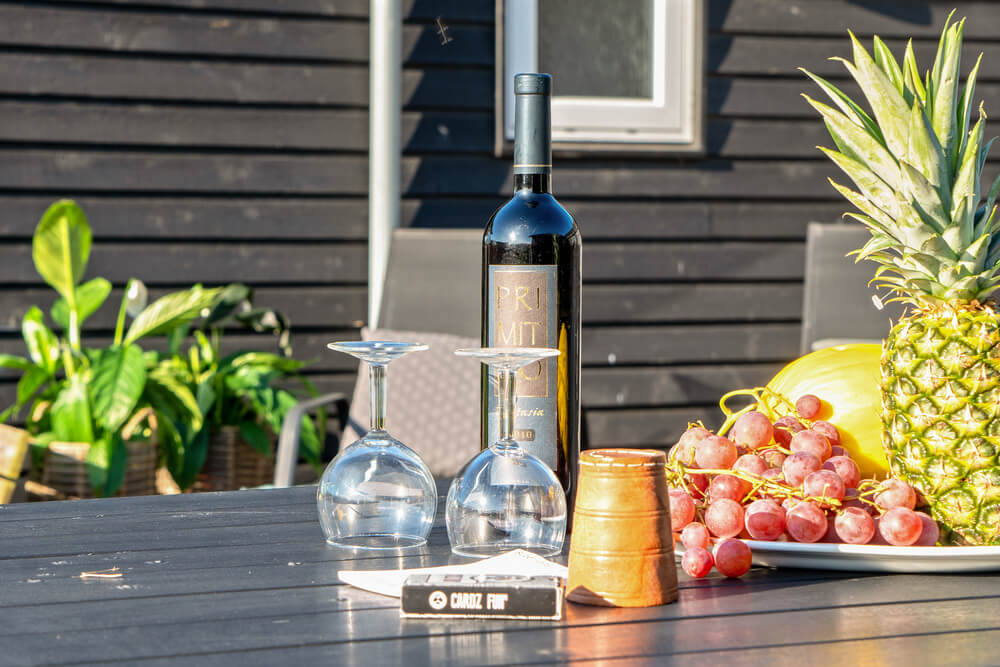 Njut av en grillkväll på terrassen i lyxstuga nr 237 i Sydjylland
