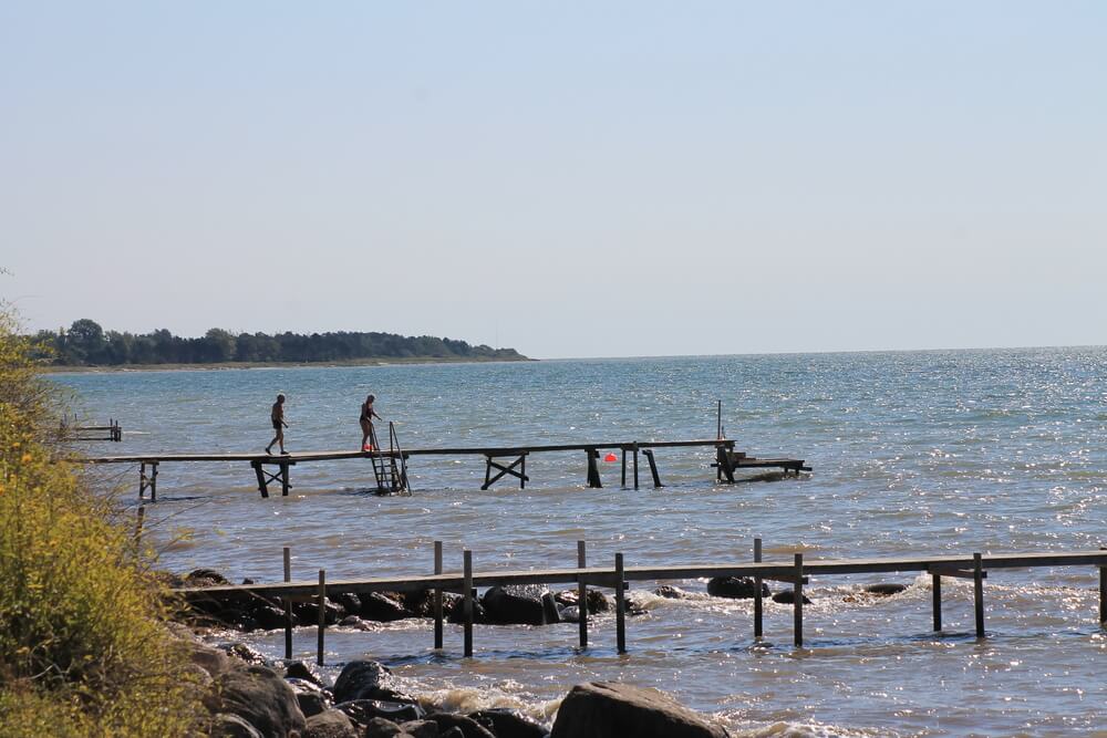 Stranden i närheten av lyxhus 242.