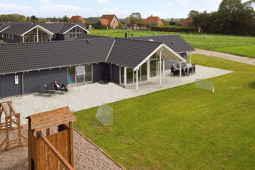 Huset har en stor terrass där det kan grillas och umgås. För de minsta gästerna finns gungor och sandlåda i trädgården