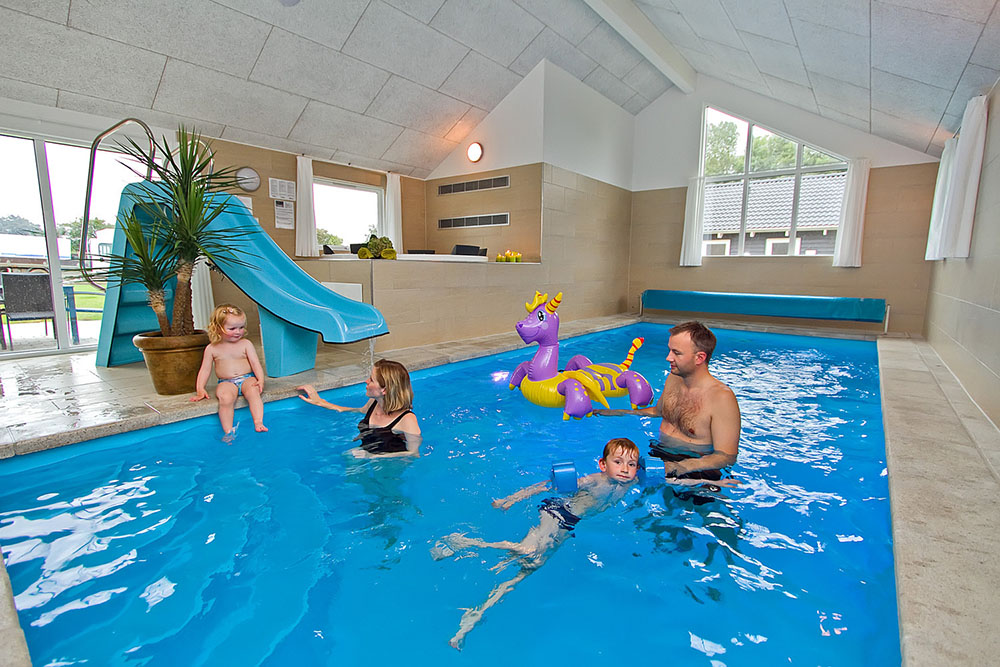 Poolavdelningen innehåller utöver swimmingpool med vattenrutschbana, även ett 4-6 persons spa bad och bastu