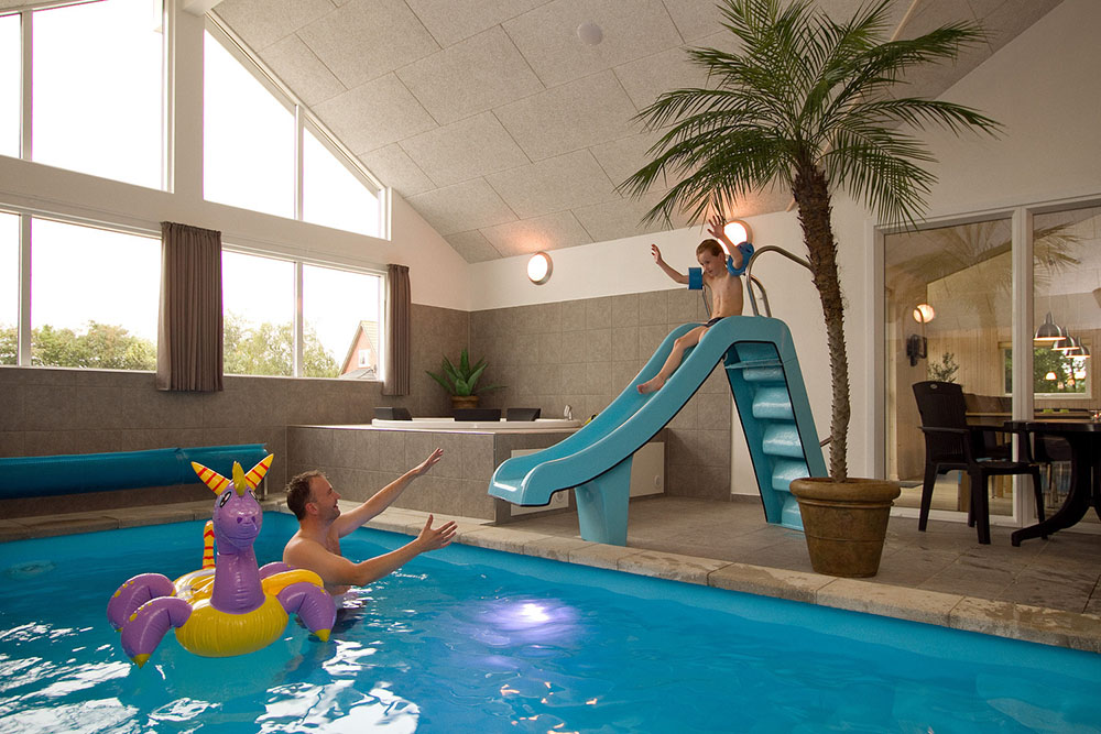 I husets egna pool kan det badas i timvis för att därefter koppla av i husets bastu eller spa bad