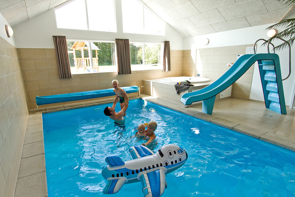 Husets eget badland med pool, motströmsanläggning och vattenrutschbana har även ett stort spa och bastu - ett rent paradis för alla vattenälskare