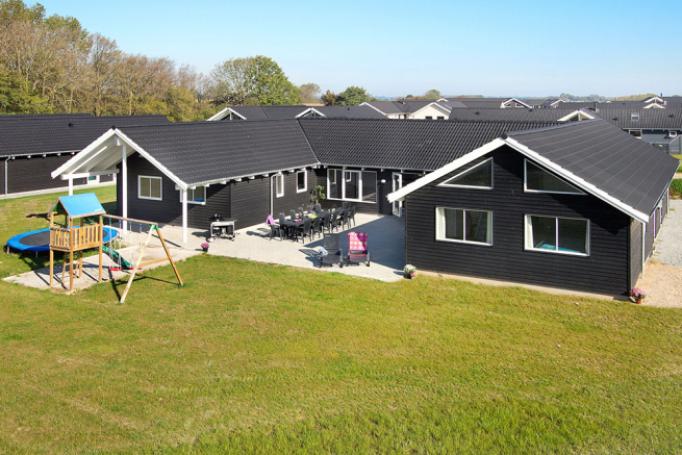 Detta lyxiga poolhus fullt av aktiviteter säkerställer en härlig semester för alla oavsett väder och årstid