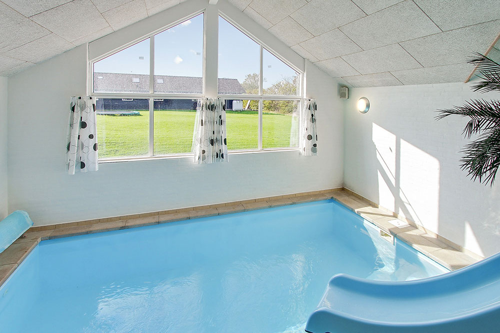 Husets egna badland med pool på 15 m2 har vattenrutschbana, spa-bad och bastu. Ett mekka för alla vattendjur
