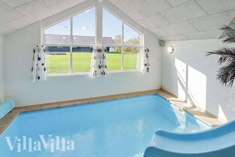 Husets egna badland med pool på 15 m2 har vattenrutschbana, spa-bad och bastu. Ett mekka för alla vattendjur