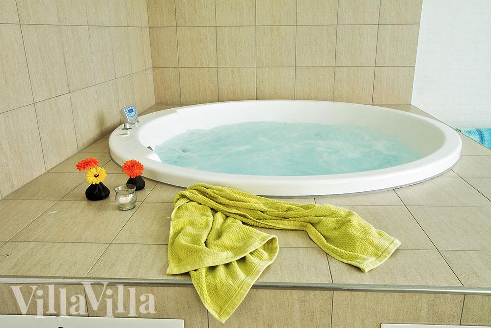 Det finns utrymme för avkoppling och rekreation i husets spa och bastu