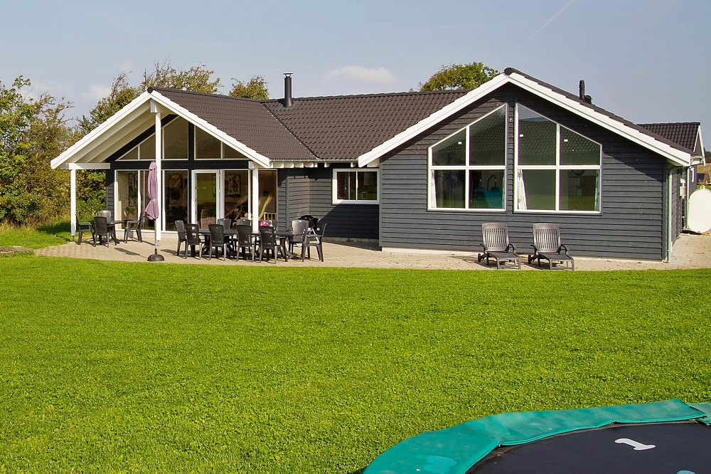 Man har även tänkt på de minsta gästerna, som på husets tomt har både gungor och trampolin. Terrassen är delvis takbelagd, och lämpar sig ypperligt för sköna grillkvällar