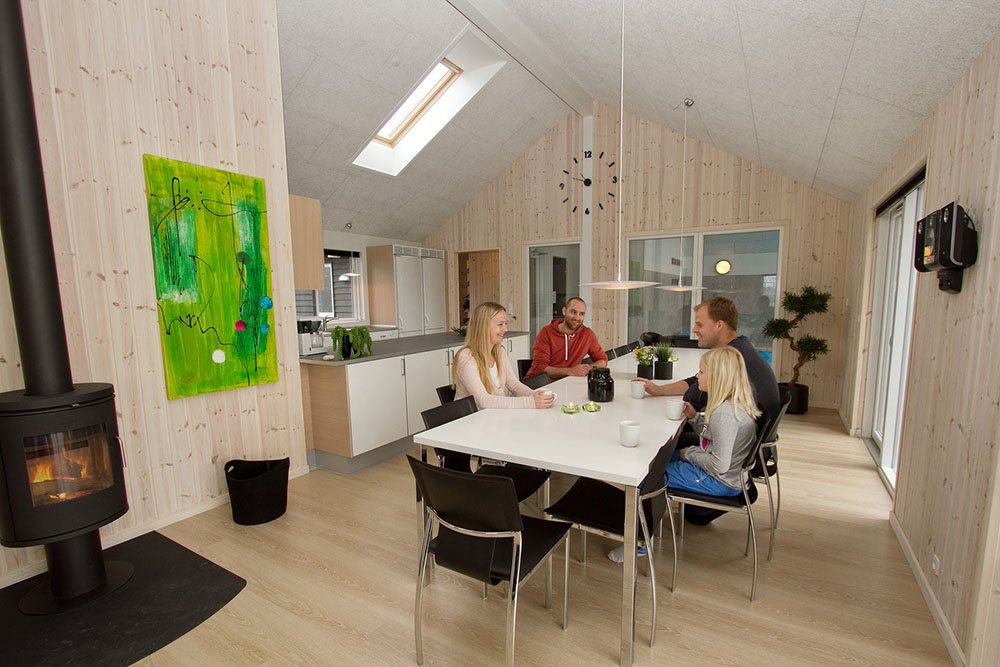 Allrummet med soffgrupp och matsalsplats är husets naturliga samlingspunkt