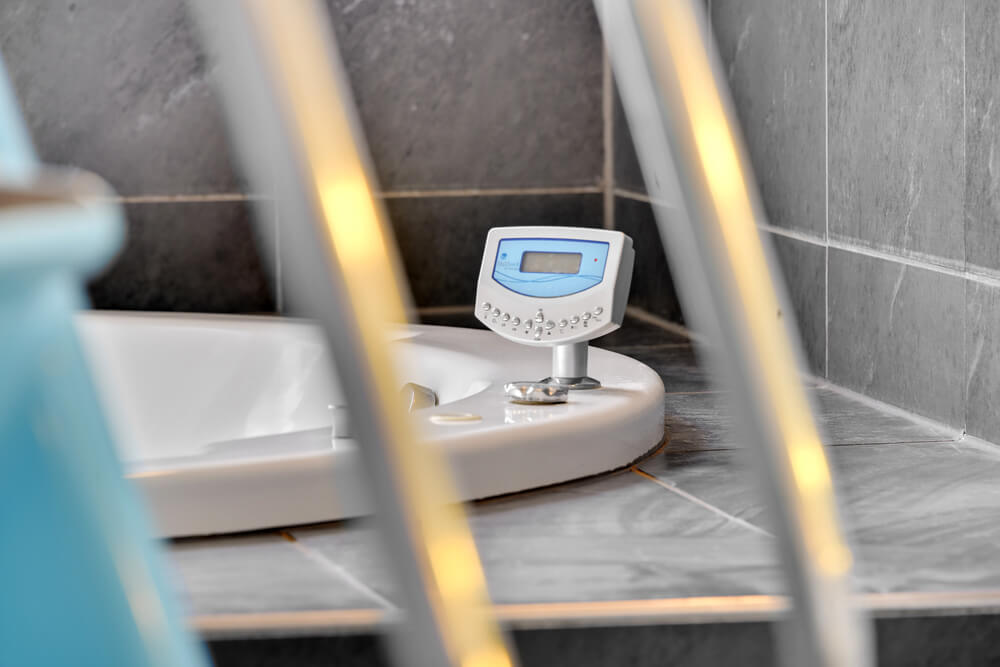 Njut av spabadets värme i lyxstuga nr 280 i Sydjylland