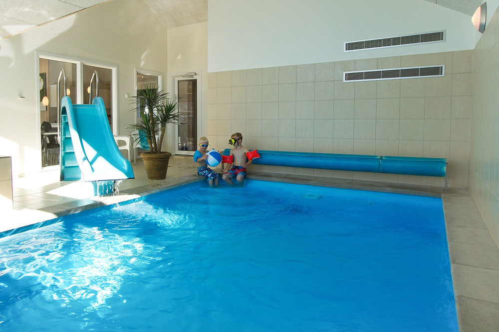 Både stora och små vattendjur kan roa sig i timvis i husets 22 m2 pool med romersk trappa, motströmsanläggning och vattenrutschbana