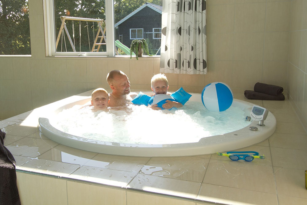 Känner ni för ren avslappning kan ni hoppa i spa badet (4-6 personer) för att sedan koppla av i bastun